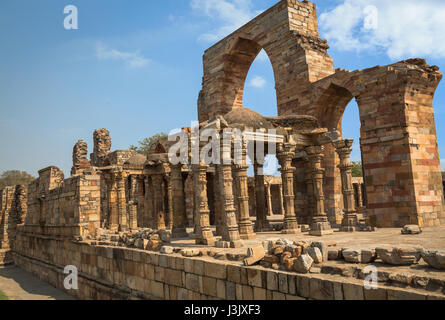 Storico medievale rovine presso il Qutb Minar sito in delhi formano il complesso di qutb, che è un sito patrimonio mondiale dell'UNESCO. Foto Stock