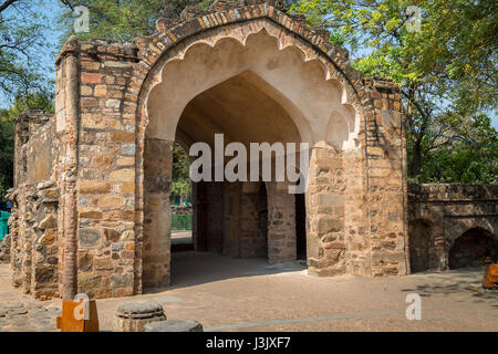 Storico medievale rovine presso il Qutb Minar sito in delhi formano il complesso di qutb, che è un sito patrimonio mondiale dell'UNESCO. Foto Stock