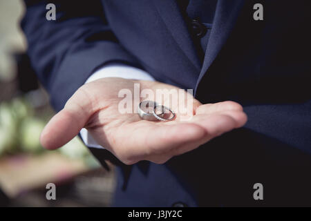 Miglior uomo tenendo gli anelli di nozze Foto Stock