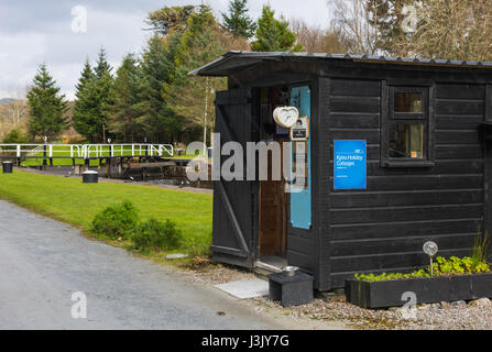 Serratura Kytra-keepers capanna, Caledonian Canal, Highlands, Scotland, Regno Unito. Foto Stock