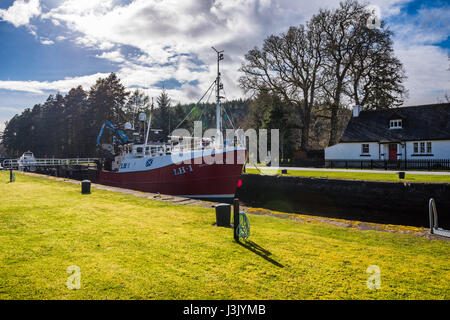 Kytra serratura con motonave, Caledonian Canal, Highlands, Scotland, Regno Unito. Foto Stock