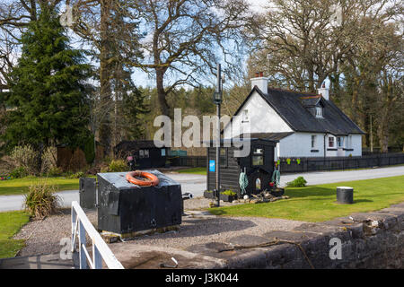 Serratura Kytra cottage, Caledonian Canal, Highlands, Scotland, Regno Unito. Foto Stock