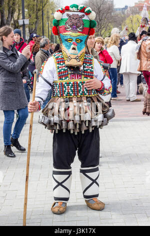 Varna Bulgaria - aprile 26.2017: uomo non identificato nel tradizionale costume Kukeri sono visti al Festival di the Masquerade Giochi Surva a Varna Bulgari Foto Stock