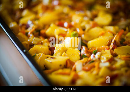 Immagine ravvicinata di varie verdure cotte. Foto Stock