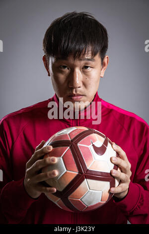 Ritratto di calcio cinese player Lv Wei di Liaoning Whowin F.C. per il 2017 Chinese Football Association Super League, Foshan City, a sud della Cina di provincia di Guangdong, 24 gennaio 2017. Foto Stock