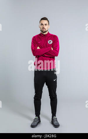 Ritratto di Australian soccer player James Holland di Liaoning Whowin F.C. per il 2017 Chinese Football Association Super League, Foshan City, a sud della Cina di provincia di Guangdong, 24 gennaio 2017. Foto Stock
