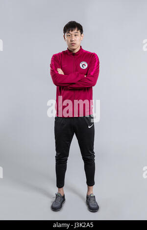 Ritratto di calcio cinese player Lv Wei di Liaoning Whowin F.C. per il 2017 Chinese Football Association Super League, Foshan City, a sud della Cina di provincia di Guangdong, 24 gennaio 2017. Foto Stock