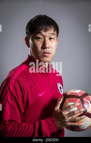Ritratto di calcio cinese player Lv Wei di Liaoning Whowin F.C. per il 2017 Chinese Football Association Super League, Foshan City, a sud della Cina di provincia di Guangdong, 24 gennaio 2017. Foto Stock