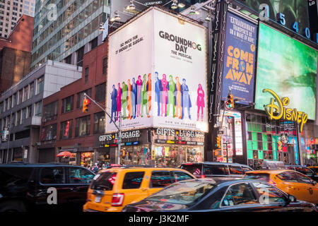 Un cartellone a Times Square il Martedì, 2 maggio 2017 per la "Festa della mamma" la riproduzione musicale in agosto Wilson Theatre di New York. Festa della Mamma è stato nominato oggi per 7 Tony Awards tra cui Miglior Musical. Un cartellone per 'venuti da lontano", è stato nominato per 7 Tony Awards è accanto ad essa. (© Richard B. Levine) Foto Stock