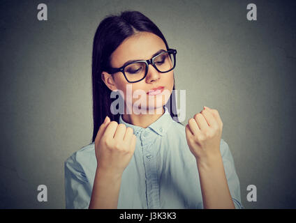 Perfezionista donna guardando le dita chiodi ossessionante circa la pulizia Foto Stock