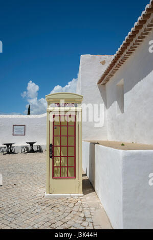 Color crema casella Telefono nella piazza del villaggio di Cacela Velha in Algarve orientale Foto Stock