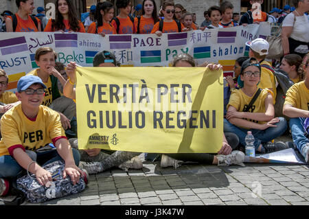 Roma, Italia. 05 Maggio, 2017. Il sindaco di Roma, Virginia Raggi, frequenta la Scuola Nazionale Meeting per la pace, per la fraternità e il dialogo "possiamo proteggere la nostra casa in Campidoglio. L incontro si è aperto oggi e termina sabato con l incontro con il Santo Padre Francesco. Nella piazza ci sono anche alcune scuole di Fiumicello, il paese di Giulio Regeni, il giovane dottorato italiani rapiti il 25 gennaio 2016 in Egitto, il cui corpo è stato trovato il seguente 3 febbraio. "Verità su Giulio Regeni' è stato scritto sul banner hanno portato al quadrato . Credito: PACIFIC PRESS/Alamy Live News Foto Stock