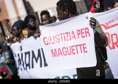 Roma, Italia. 05 Maggio, 2017. Manifestazione di immigrati a cercare la verità e giustizia sulla morte di Nian Maguette, del Senegal venditore ambulante. Credito: Andrea Ronchini/Pacific Press/Alamy Live News Foto Stock