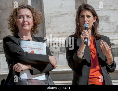 Roma, Italia. 05 Maggio, 2017. Il sindaco di Roma, Virginia Raggi, frequenta la Scuola Nazionale Meeting per la pace, per la fraternità e il dialogo "possiamo proteggere la nostra casa in Campidoglio. L incontro si è aperto oggi e termina sabato con l incontro con il Santo Padre Francesco. Nella piazza ci sono anche alcune scuole di Fiumicello, il paese di Giulio Regeni, il giovane dottorato italiani rapiti il 25 gennaio 2016 in Egitto, il cui corpo è stato trovato il seguente 3 febbraio. "Verità su Giulio Regeni' è stato scritto sul banner hanno portato al quadrato . Credito: PACIFIC PRESS/Alamy Live News Foto Stock