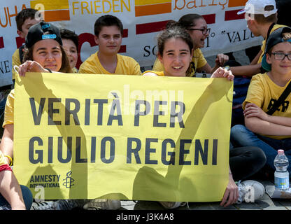 Roma, Italia. 05 Maggio, 2017. Il sindaco di Roma, Virginia Raggi, frequenta la Scuola Nazionale Meeting per la pace, per la fraternità e il dialogo "possiamo proteggere la nostra casa in Campidoglio. L incontro si è aperto oggi e termina sabato con l incontro con il Santo Padre Francesco. Nella piazza ci sono anche alcune scuole di Fiumicello, il paese di Giulio Regeni, il giovane dottorato italiani rapiti il 25 gennaio 2016 in Egitto, il cui corpo è stato trovato il seguente 3 febbraio. "Verità su Giulio Regeni' è stato scritto sul banner hanno portato al quadrato . Credito: PACIFIC PRESS/Alamy Live News Foto Stock