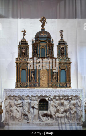 Altare in marmo di San Giovanni Battista di scultore italiano Guido Galletti (1950) nella cappella di San Giovanni Battista (Cappella di San Giovanni Battista) nella Cattedrale di Genova (Duomo di Genova) in Genova, liguria, Italy. Le sacre ceneri di San Giovanni Battista sono tenute in questo altare. Foto Stock