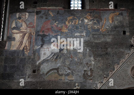 San Giorgio che uccide il drago. Affreschi bizantini (1312) nella Cattedrale di Genova (Duomo di Genova) in Genova, liguria, Italy. Si suppone gli affreschi sono stati dipinti dallo stesso maestro bizantino che dipinse anche i famosi affreschi nella chiesa di Chora a Costantinopoli, ora il Museo Kariye ad Istanbul in Turchia. Foto Stock