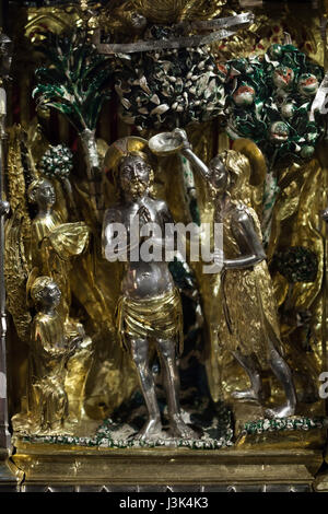 Il Battesimo di Gesù Cristo. Dettaglio della cassa processionale in mostra il Tesoro di San Lorenzo (Tesoro di San Lorenzo) nella Cattedrale di Genova (Duomo di Genova) in Genova, liguria, Italy. La cassa processionale è un cerimoniale gotico scrigno progettato da artisti liguri Teramo Danieli e Simone Caldera (1438-1445) che è utilizzato per tenere le sacre ceneri di San Giovanni Battista durante le processioni religiose. Foto Stock