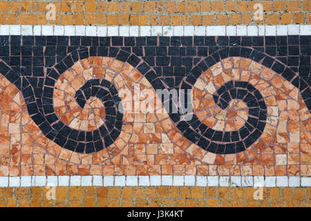 Onda vitruviano raffigurato nel pavimento a mosaico in arcade in Via XX Settembre in Genova, liguria, Italy. Foto Stock