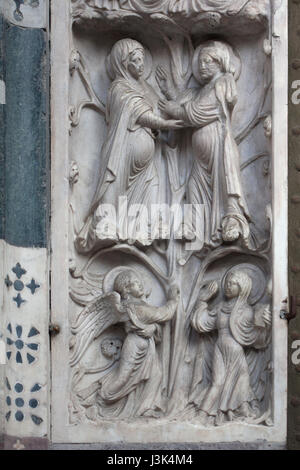 Visitazione e Annunciazione. Romanica di rilievo in marmo dal Maestro dell'Arca del Battista (ca. 1225) sul portale principale della Cattedrale di Genova (Duomo di Genova) in Genova, liguria, Italy. Foto Stock