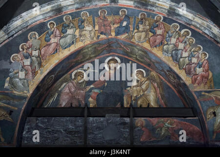 Cristo e gli apostoli. Affreschi bizantini (1312) sopra l'ingresso principale della Cattedrale di Genova (Duomo di Genova) in Genova, liguria, Italy. Si suppone gli affreschi sono stati dipinti dallo stesso maestro bizantino che dipinse anche i famosi affreschi nella chiesa di Chora a Costantinopoli, ora il Museo Kariye ad Istanbul in Turchia. Foto Stock