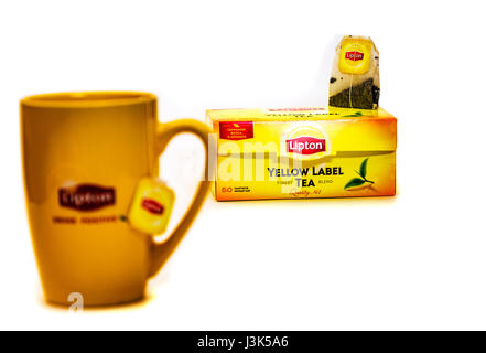 Boccale di giallo e un sacchetto da tè imballaggio con Lipton Foto Stock