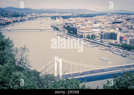 La splendida vista su Budapest in ore diurne da collina Gellert, guardando lungo il fiume Danubio, in un vintage nei toni dell'immagine. Foto Stock
