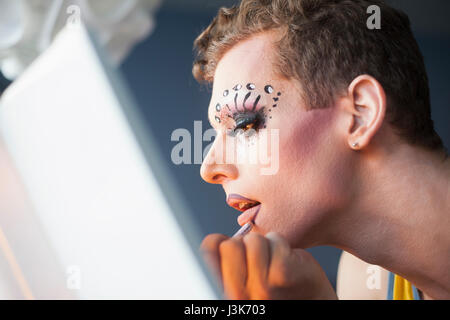 Giovane uomo applicazione trascina il trucco Foto Stock