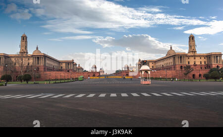 Rashtrapati Bhavan sull'estremità occidentale della strada Rajpath New Delhi città che ospita il presidente dell India con la mattina presto il traffico della città. Foto Stock