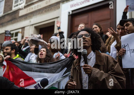 Londra, Regno Unito. Xxvii Aprile, 2017. Aadam Muuse, NUS studenti nero' Officer, indirizzi gli studenti a un "Apartheid in Campus' protestare fuori SOA. Foto Stock