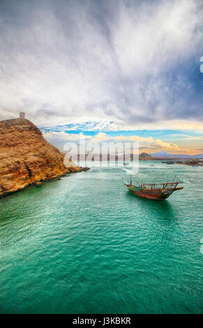 Sur - ancorato dhow - torre di avvistamento - Laguna e Harbour - Sultanato di Oman Foto Stock