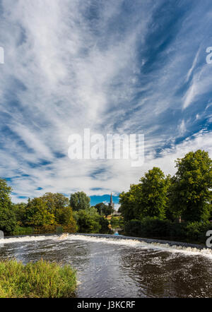 Il fiume Suir fluente attraverso la cittadina di Cahir, nella contea di Tipperary, Irlanda Foto Stock