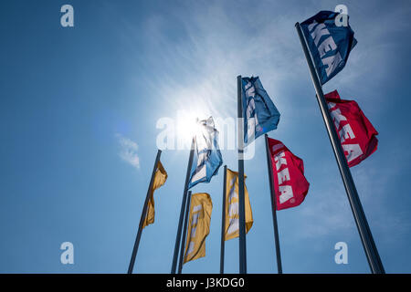 IKEA bandiere contro il cielo blu. Fondato in Svezia nel 1943 IKEA è stata la più grande del mondo rivenditore arredamento almeno dal 2008. Foto Stock