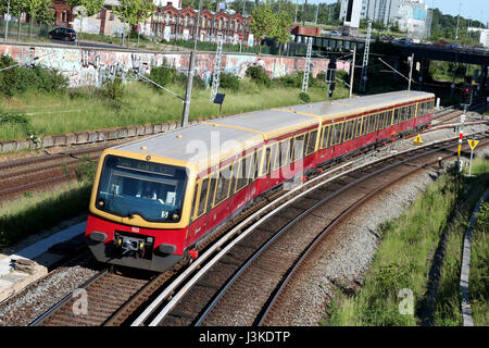 Classe 481 treno della S-Bahn Berlin, a transito rapido sistema ferroviario in ed intorno a Berlino, la capitale della Germania. Foto Stock