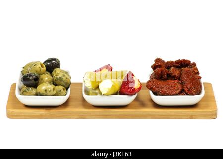 Antipasti mediterranei in ceramica bianca bocce isolati su sfondo bianco Foto Stock