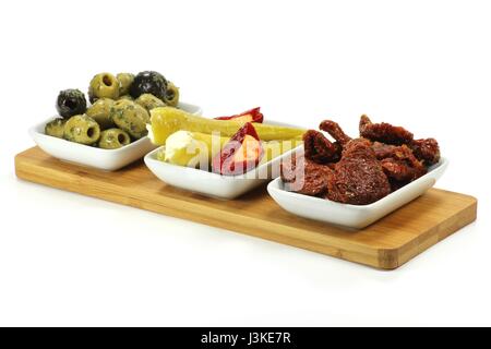 Antipasti mediterranei in ceramica bianca bocce isolati su sfondo bianco Foto Stock