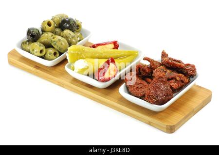 Antipasti mediterranei in ceramica bianca bocce isolati su sfondo bianco Foto Stock