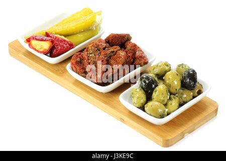 Antipasti mediterranei in ceramica bianca bocce isolati su sfondo bianco Foto Stock