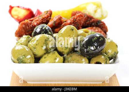 Antipasti mediterranei in ceramica bianca bocce isolati su sfondo bianco Foto Stock