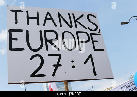 Varsavia, Polonia. 06 Maggio, 2017. Un manifestante tiene un cartello che recita "Grazie all'Europa, 27:1' facendo riferimento alla rielezione di Donald Tusk per la posizione della Presidenza del Consiglio europeo. La Polonia è stato il solo paese che ha votato contro di essa. durante una manifestazione di protesta che si è svolta in materia di difesa dell' Unione europea e i valori europei su 06 Maggio 2017 a Varsavia in Polonia. La giornata è stata celebrata anche come Giornata dell'Europa in tutta l'Unione europea. La protesta di slogan e hashtag era; #MarszWolno?ci, la libertà marzo. La protesta è stata organizzata dal partito di opposizione, la Piattaforma Civica party (PO). Credit: PAC Foto Stock