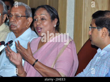 Ex speaker del Lok Sabha, Meira Kumar durante la sessione interattiva su " Le sfide della democrazia parlamentare in India " a Merchant Camera di Commercio e Industria a Calcutta il 6 maggio 2017. (Foto: Saikat Paolo/Pacific Stampa) Foto Stock