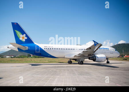 Un airpline di Lao Airlines presso l'aeroporto della città di Luang Prabang nel nord del Laos in Southeastasia. Foto Stock