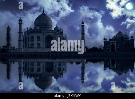 Taj Mahal agra nella luce lunare effetto. Taj Mahal è un marmo bianco mausoleo costruito dall imperatore Mughal Shah Jahan sulle rive del fiume Yamuna. Foto Stock