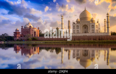 Taj Mahal vista al tramonto dalle rive del fiume Yamuna. Taj Mahal è un marmo bianco mausoleo designato come sito del patrimonio mondiale dell'unesco Foto Stock