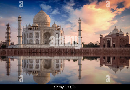 Taj Mahal vista al tramonto dalle rive del fiume Yamuna. Taj Mahal è un marmo bianco mausoleo designato come sito del patrimonio mondiale dell'unesco Foto Stock