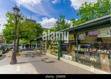 Parigi, Francia - 1 Giugno 2015: accogliente tipici souvenir shop situato nelle strade della città. Foto Stock