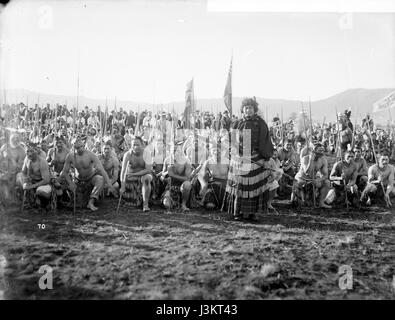 Haka partito, in attesa di eseguire per il Duca di York a Rotorua, 1901 Foto Stock