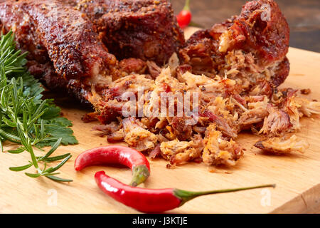 Tirate la carne di maiale sulla tavola di legno Foto Stock