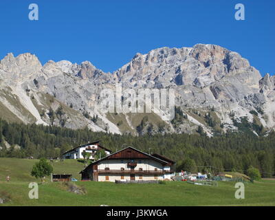 Dolomite mountains vicino a Cortina d'ampezzo, Italia Foto Stock