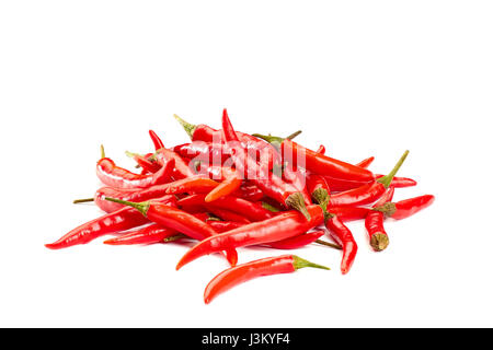 Cumulo di peperoncino rosso su bianco Foto Stock